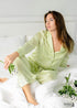 Pijama bohemio Corinne de satén en verde y beige.